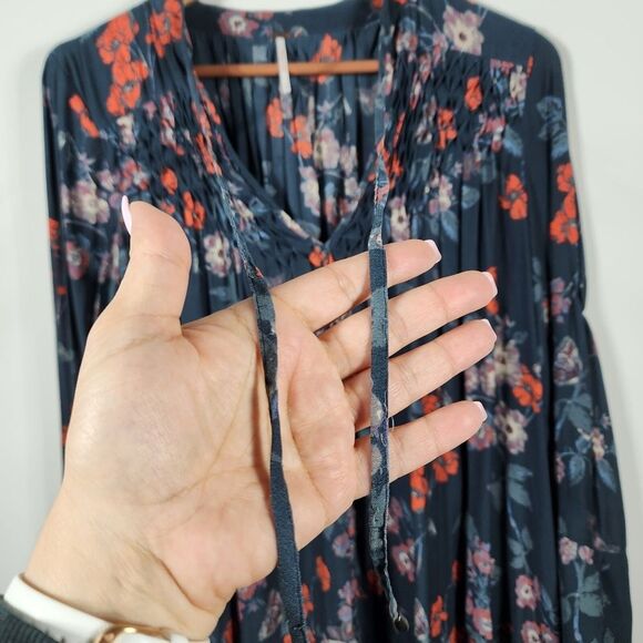 Free People Pebble Crepe So Fine Smoked Tunic Navy Top Size SP - Picture 4 of 10